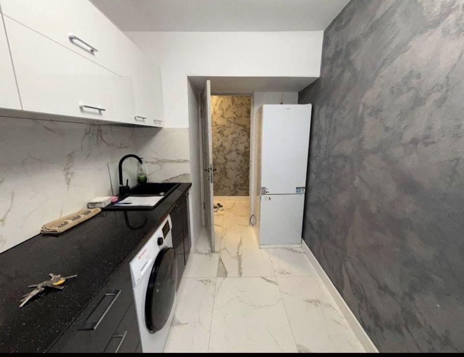 Închiriez apartament 2 camere baie bucătărie balcon et. 4