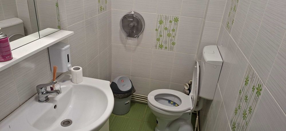 Ofer spatiu comercial de inchiriat in Onesti 80 m2