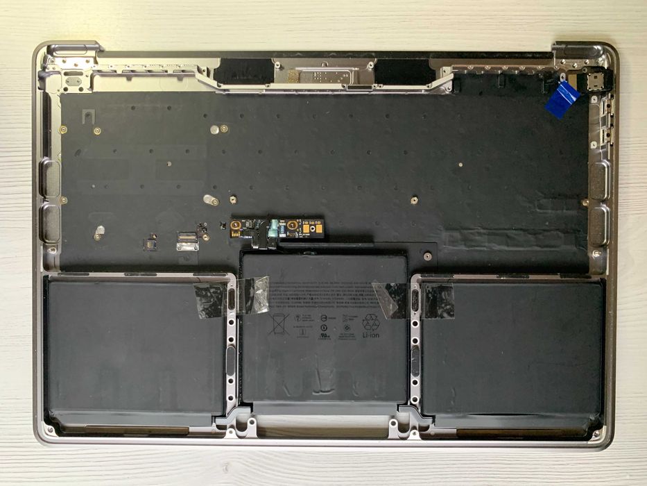 На части MacBook Pro 13" (2019), модел A2159 (два Thunderbolt 3 порта)