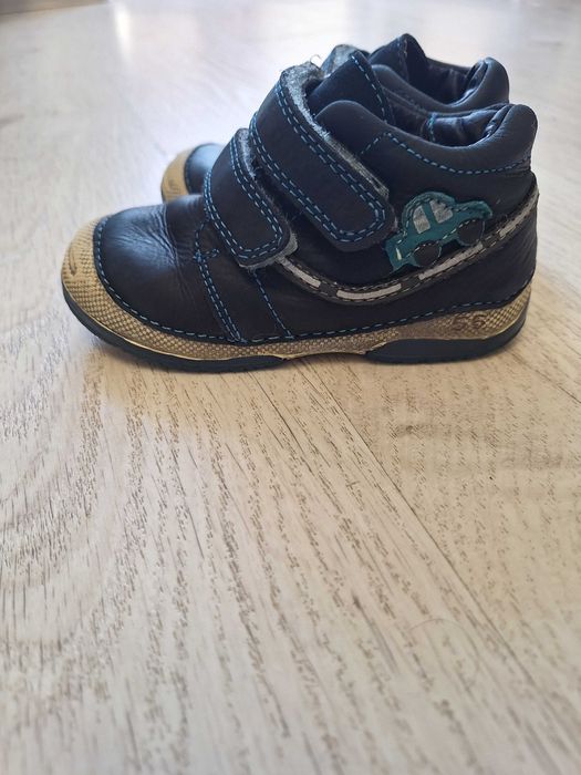 Ghetute D.D Step marimea 23..Sunt folosite dar in stare buna.