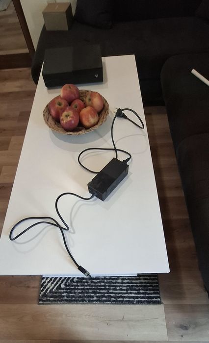 Конзолата Xbox се предлага с контролер и всички кабели.