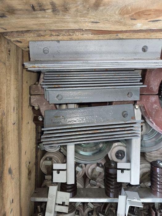 Каналы и крепления кабельных трасс.