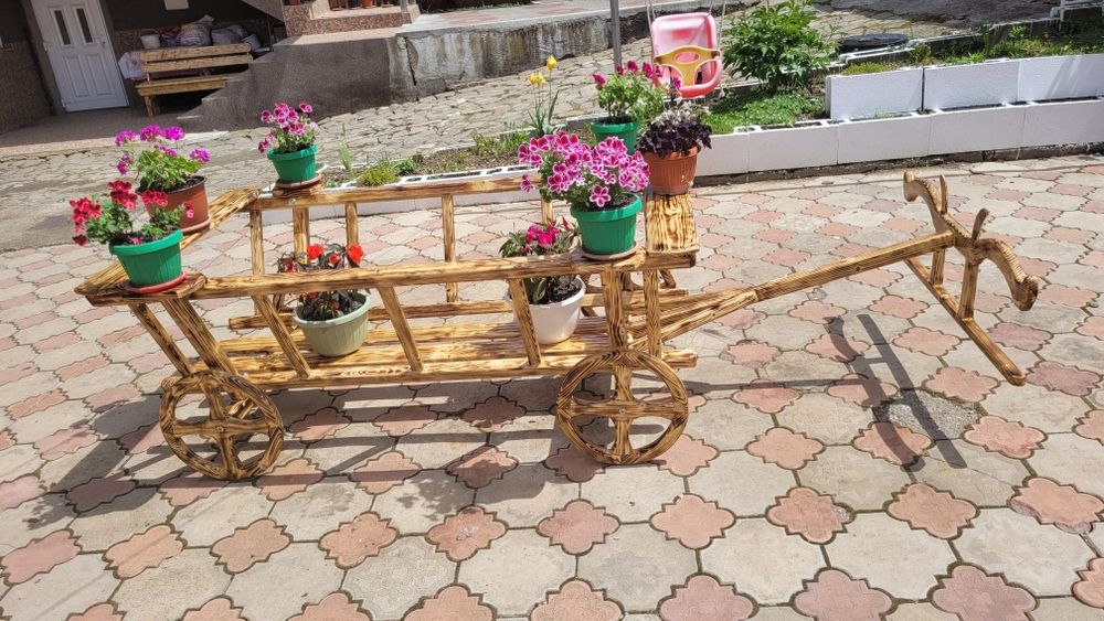Se vinde car rustic pentru flori .