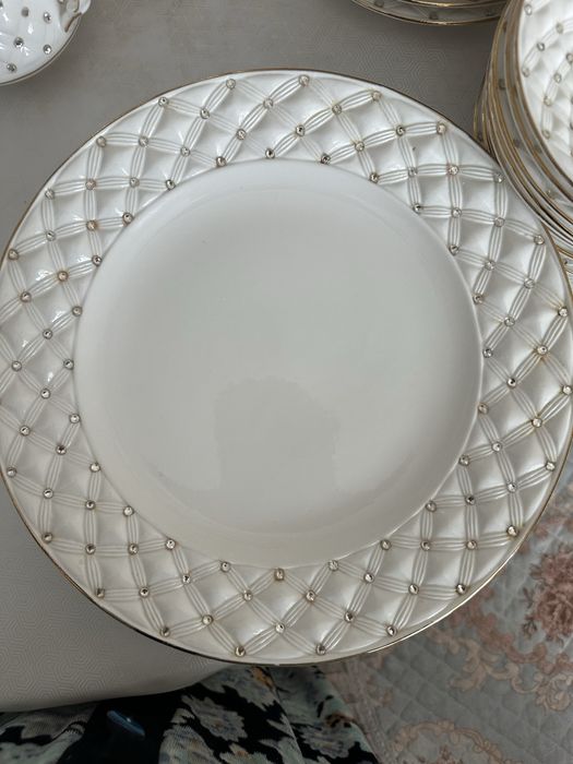 Чайно-столовый сервиз белый со стразами