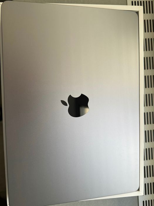 MacBook Air M3 13” – CA NOU, BATERIE 100%, GARANȚIE