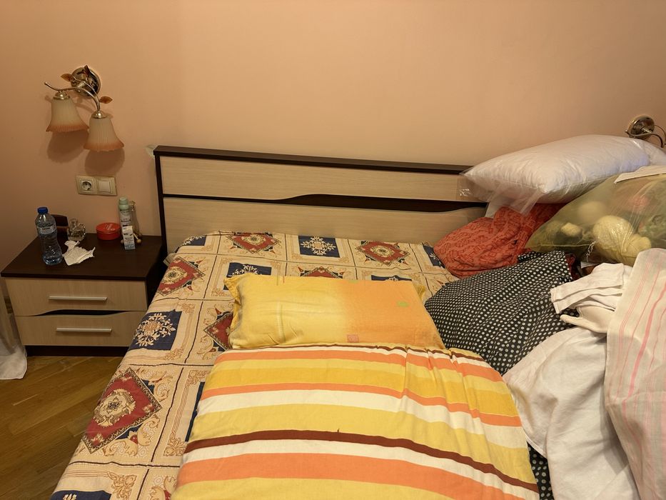 Продавам спалня комплект с нощни шкафчета