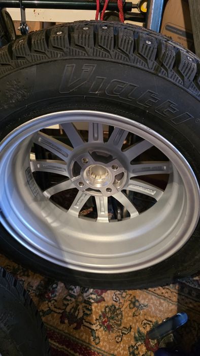 Продам комплект  диски с шинами новые