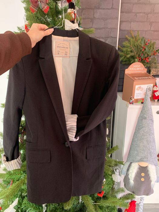 Черно вталено сако Pull and Bear