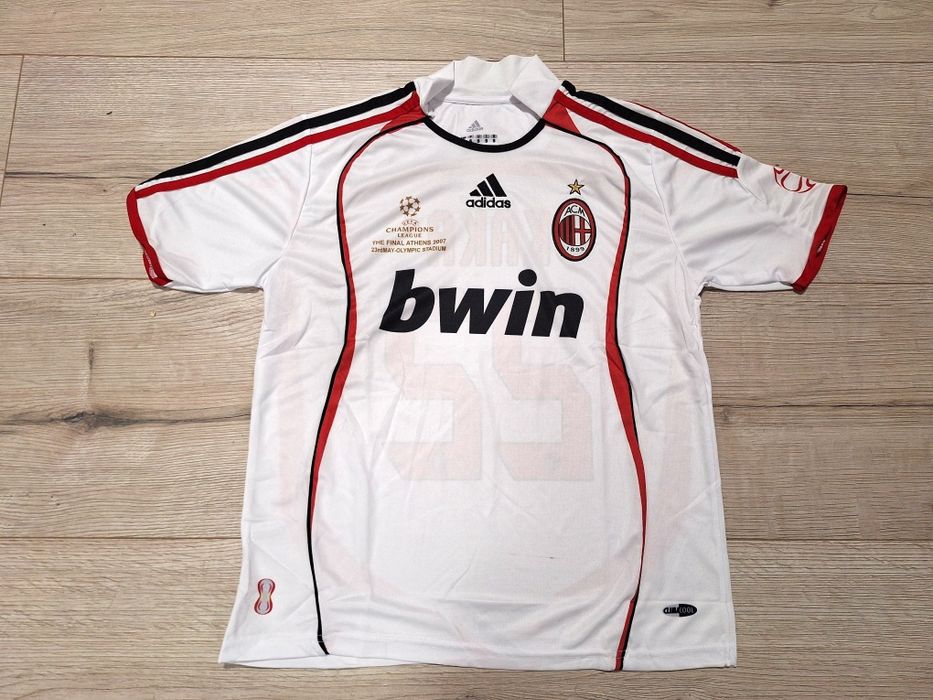 Футболна фланелка на Милан #Кака#22#ретро модел сезон 2006/2007!