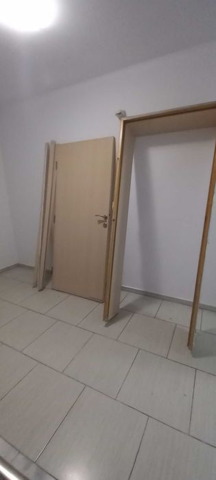 Продава се входна дървена врата