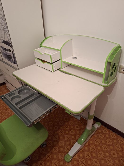 Парта и шкаф для школьников