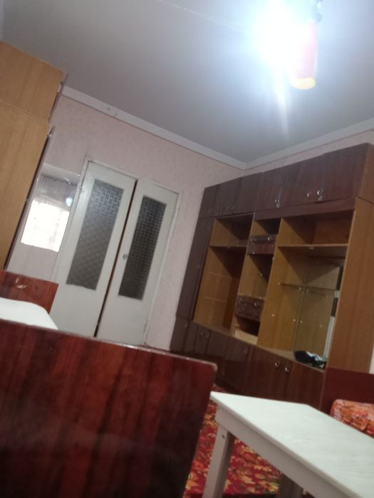 Student qizlar yoki ishlaydigan ayollar qoʻyiladi