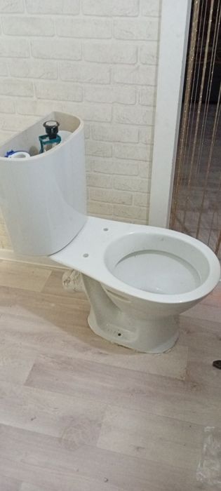 Продам унитаз. В эксплуатации пол года