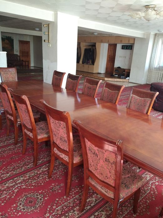 Обеденный стол для гостиной