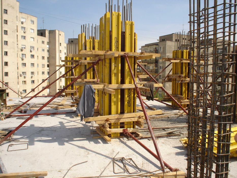 Construim Case si Blocuri la rosu.