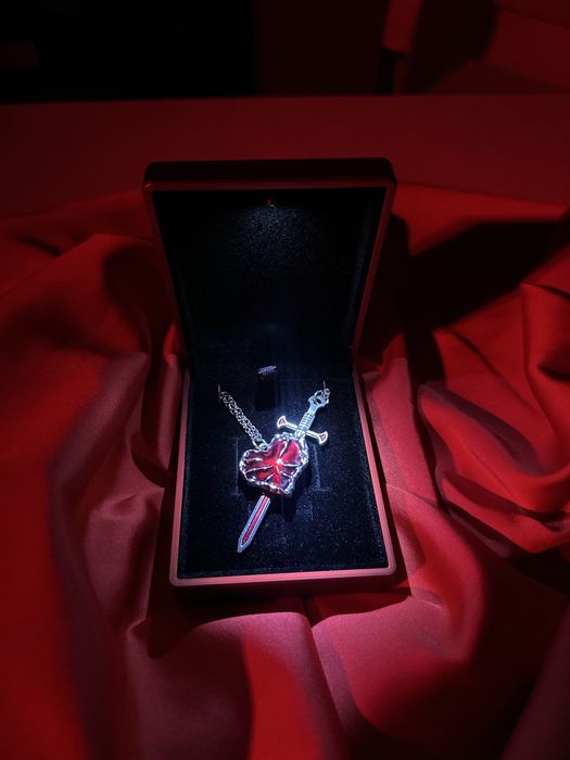 Продаю парный кулон сердечко мечь 1000тг