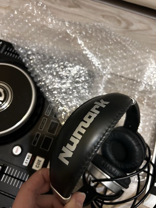 Диджейски пулт Numark+Numark слушалки