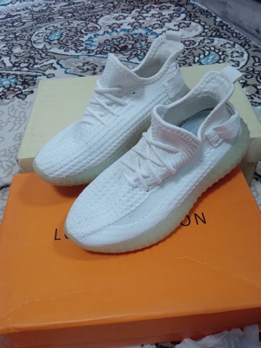 Кроссовки женские