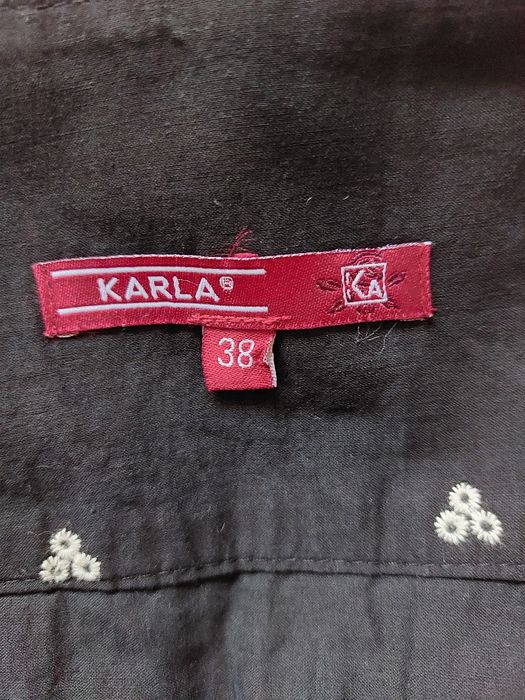 Fusta noua cu broderie alba decupata pe țesatura neagra, cu volane