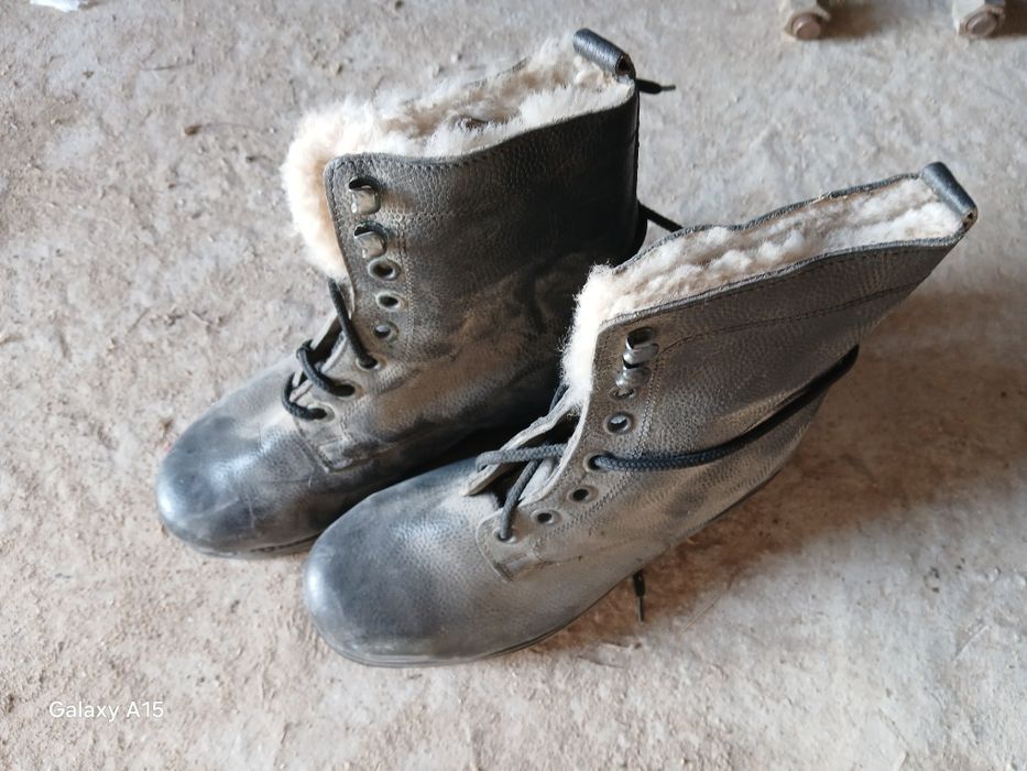 Ботина қысқы, жазғы жұмысқа киген арнайы.