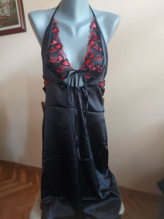 Секси сатенена рокля с гол гръб и ефектно деколте