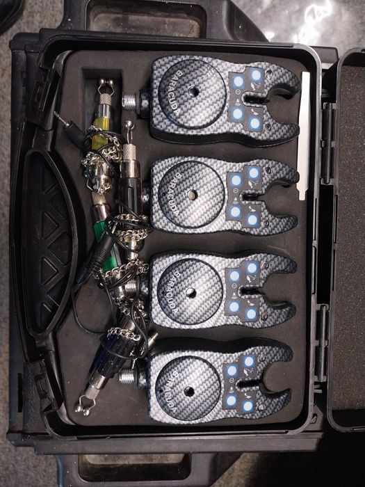 Set 4 swingere cu iluminare + 4 avertizoare TLI10 la valigeta

Acest s