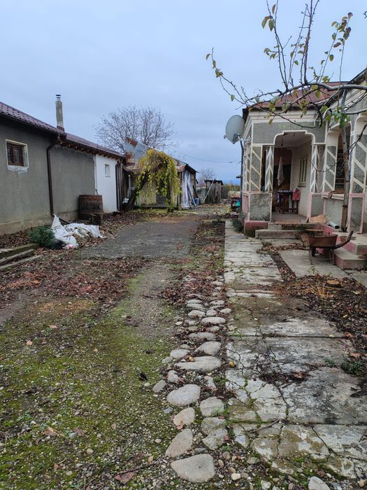 Vând teren intravilan+casă bătrânească