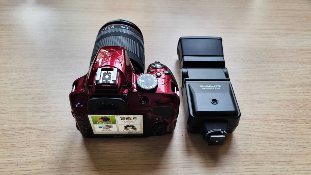 DSLR Nikon D3300 + Obiectiv Sigma DG 28-300mm cu Defecte + Blitz Bun