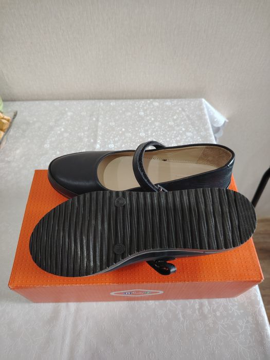 Продам туфли школьные