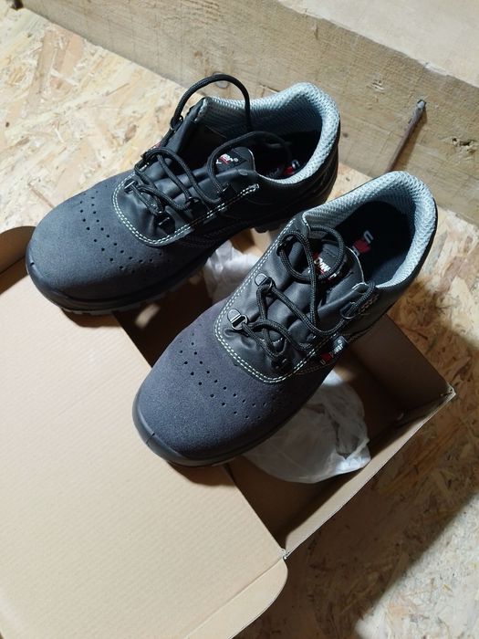 Vând bocanci noi u power