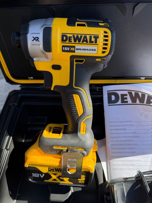 Bormașină cu impact DEWALT XR