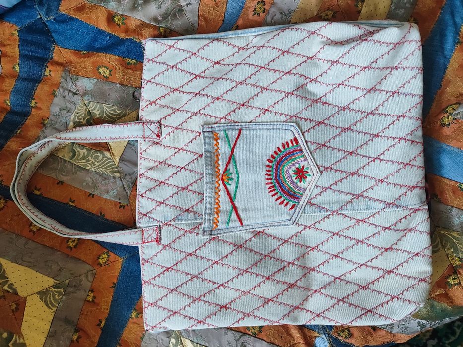 Джинсовая сумка с вышивкой