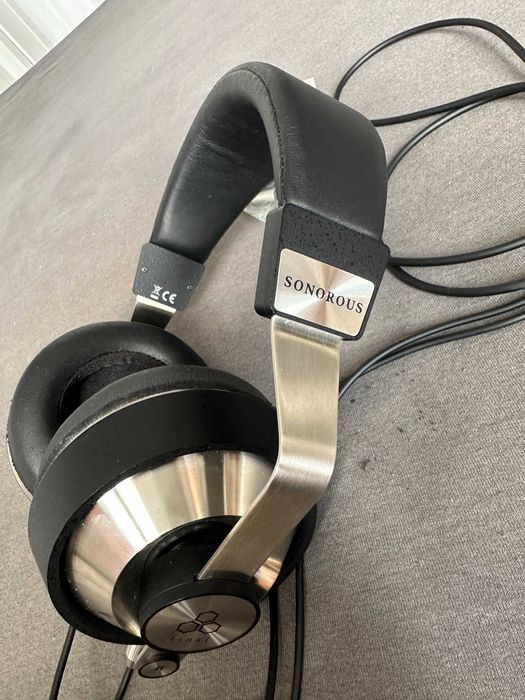 Слушалките Final Audio Sonorous IV