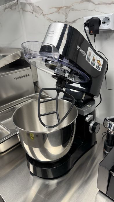 Преодстъпва се работещ ,оборудван павилион за бързо хранене