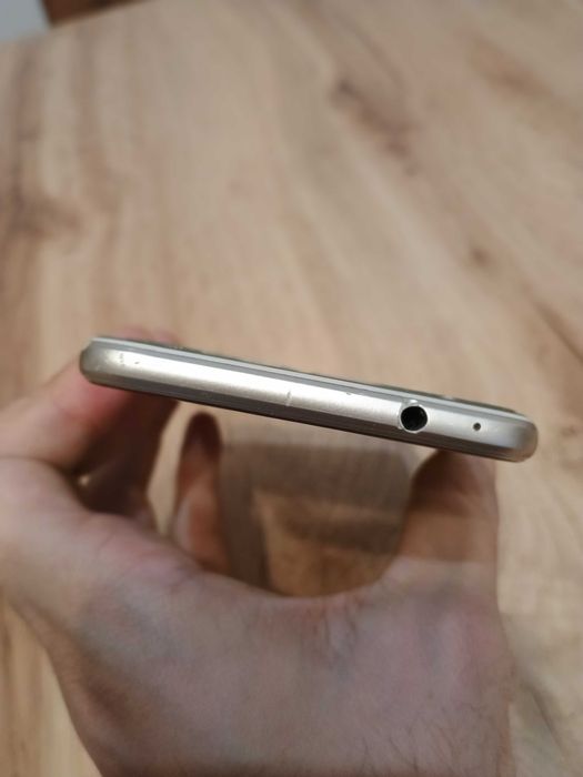 Продавам телефон Huawei с оригинална кутия