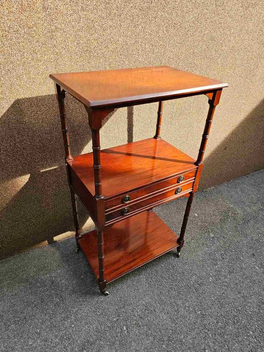 Етажерка с колелца и чекмедже