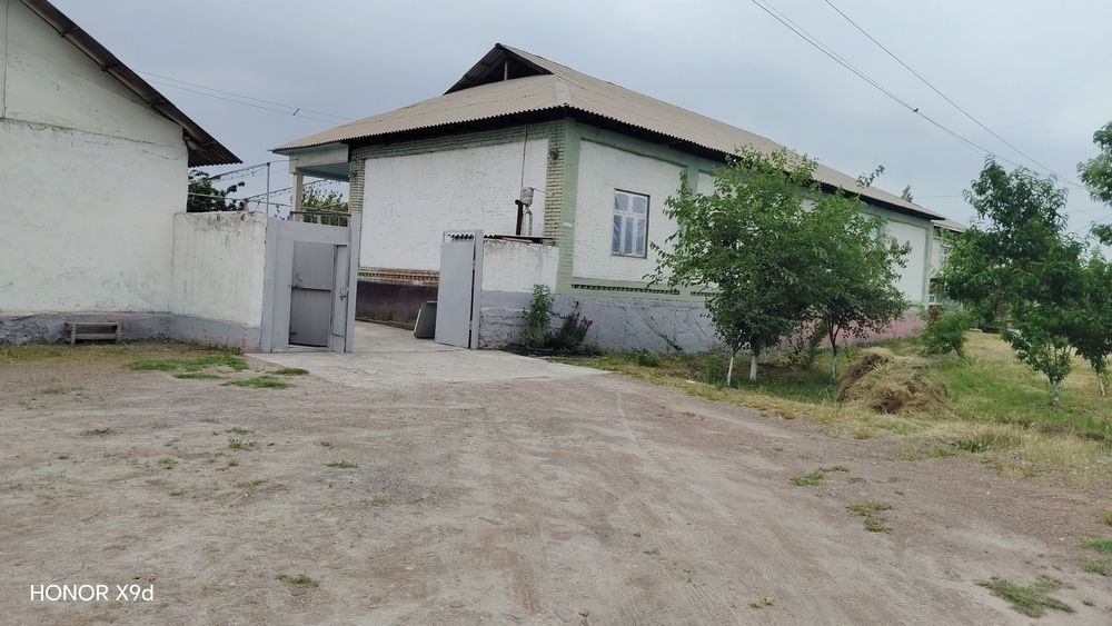 Тошкент вилояти трасса бўйида 10  ва 5 (бу ер биноли) сотох ер майдони