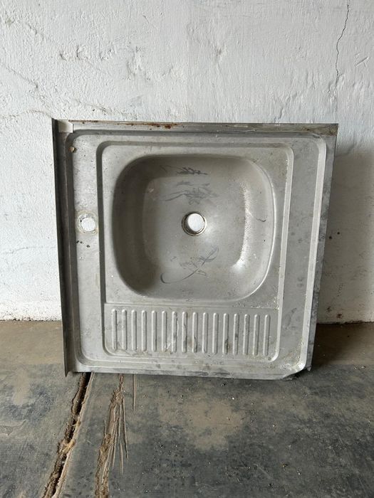 Продаётся  железная мойка б/у