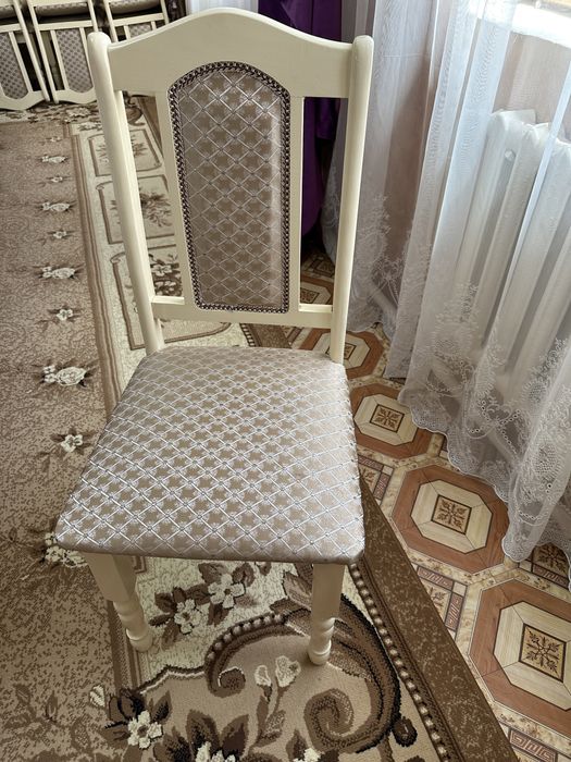 Стол с стульями.