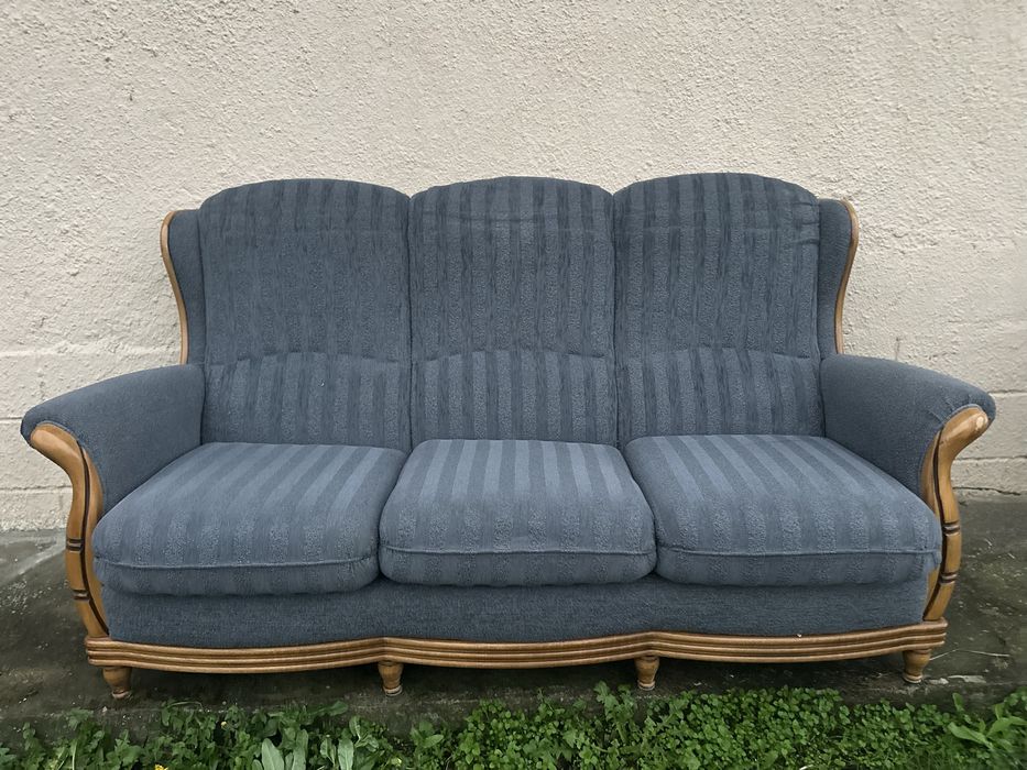 Диван с масивна дървена основа