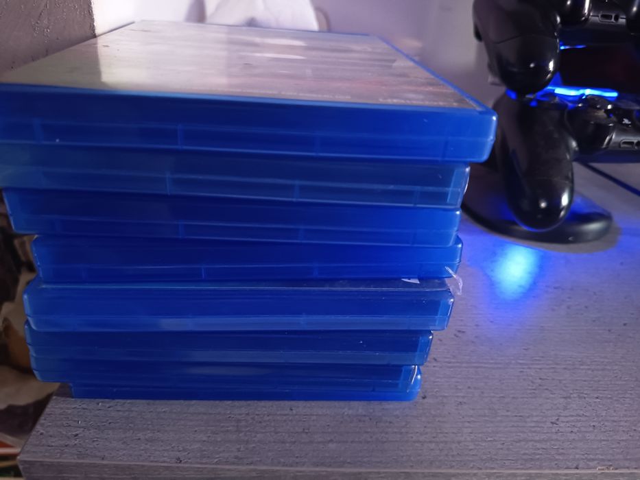 PS 4 ,500 GB,8 jocuri ,2 console