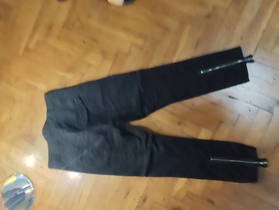 Два панталона на Pause