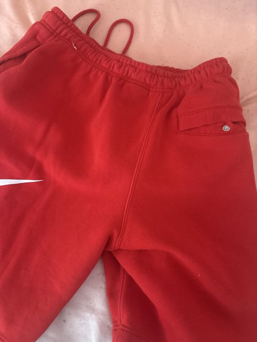 Pantaloni nike scurti culoare rosu.