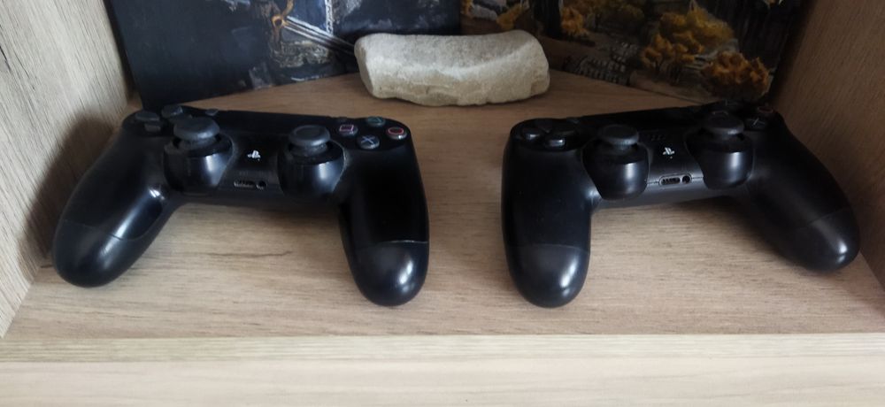 Playstation 4 със 2 геймпада и 3 игри