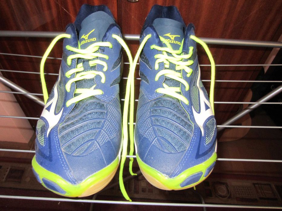 Pantofi volei Mizuno, model Wave Lightning, masura EUR-46 US-12 JP-30, stare foarte buna, fara vreun defect.