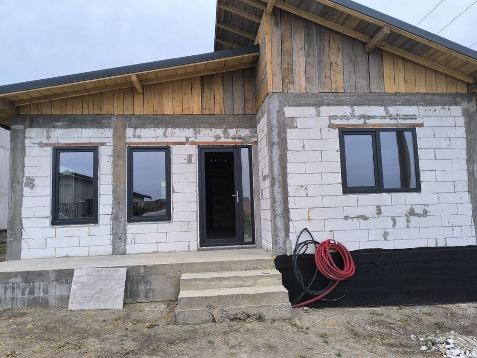 Casa moderna si spatioasa spre vanzare .