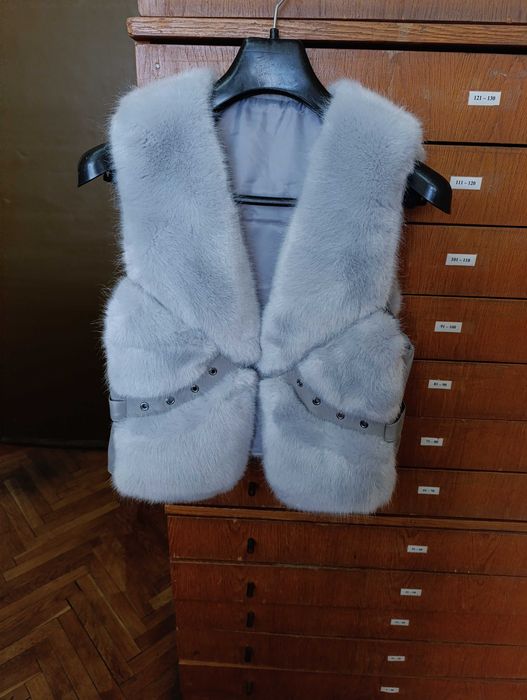 Дамски много запазен елек,неразличим от нов