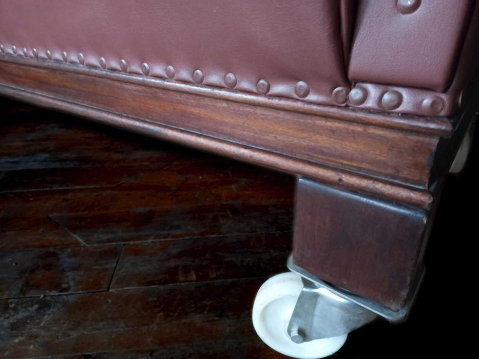 Стар наскоро претапициран диван - масив, кожа - 160х80х90 см