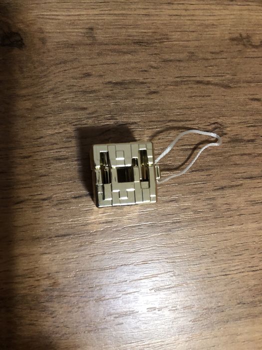 продам фигурку: золотой блок из киндер джой редкий