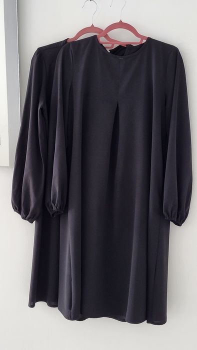 Ofer spre vanzare set de 2 bluze negre, mar M